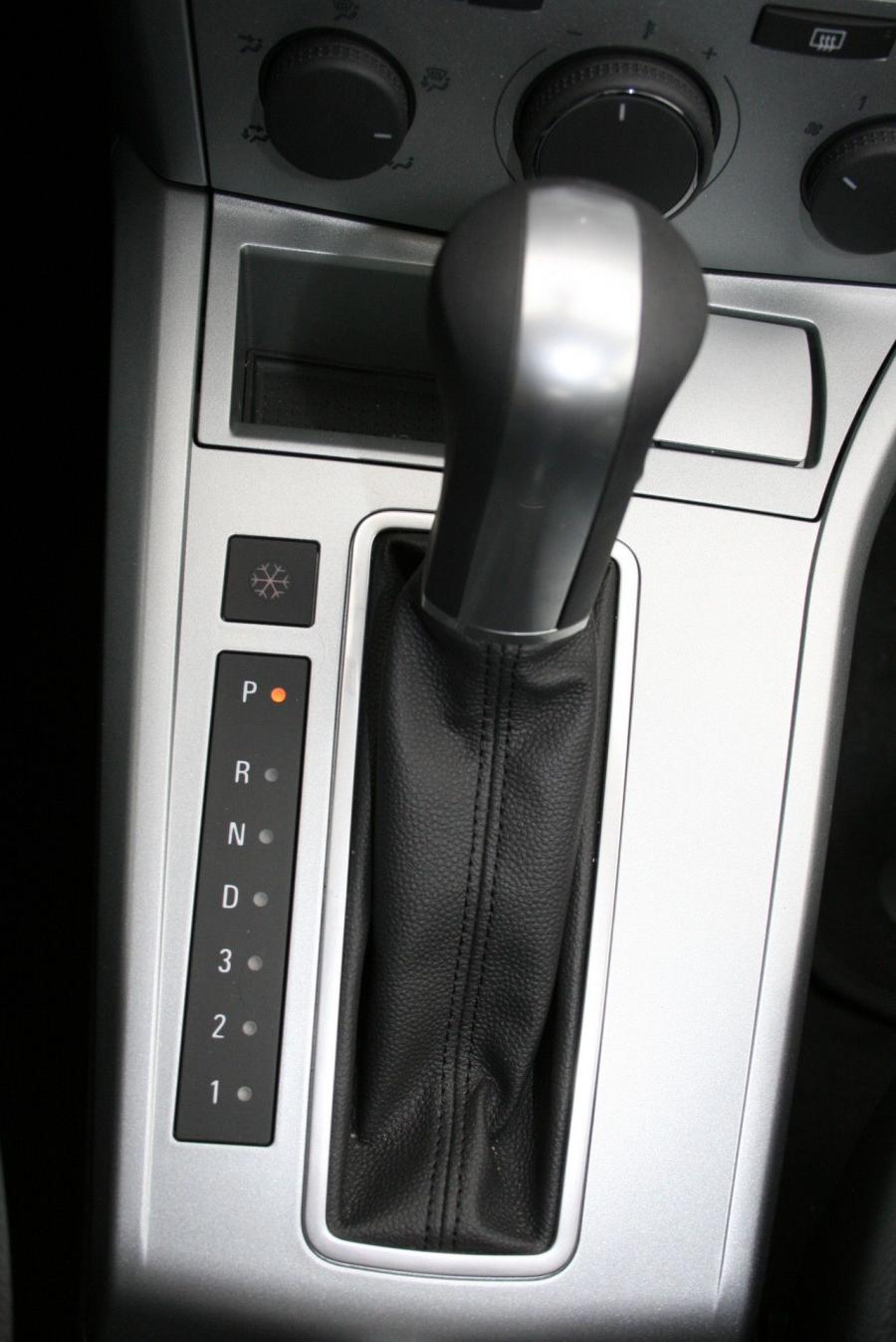 Детали интерьера Saturn Astra XR 5-Door 2008 года  (фото 41 из 47)
